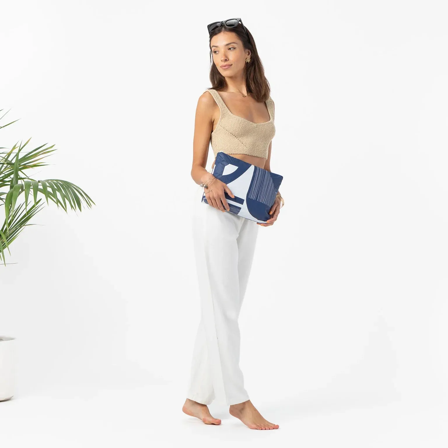 Aloha Dockside Mid Pouch in White on Navy