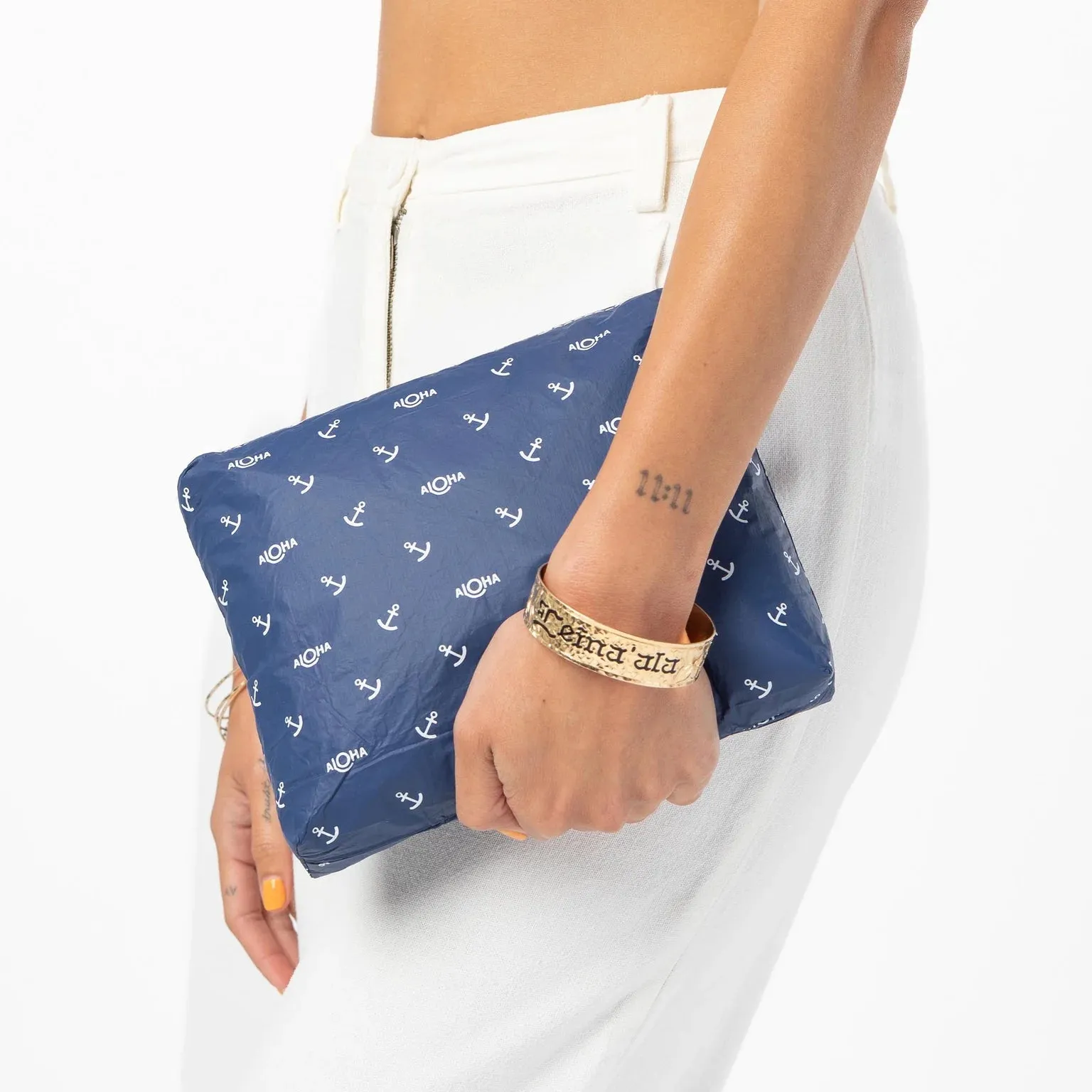 Aloha Small Shipwrecks Anchor White on Navy Pouch